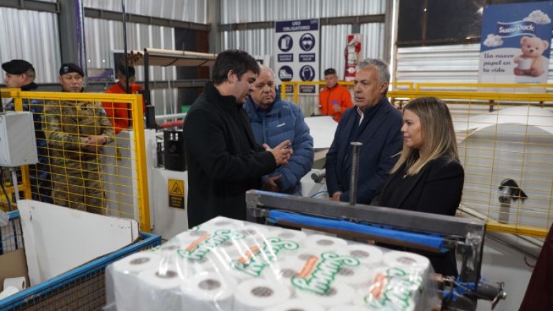 Cómo es la experiencia de montar una fábrica de papel higiénico en el penal de Almafuerte, con internos capacitados y remunerados